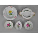 MEISSEN-LOT bestehend aus drei kleinen feinen Schälchen, zwei mit roten Rosen u. eines oval mit