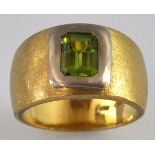 PERIDOT RING massive, satinierte Gelbgoldschiene mit achteckigem Peridot im Treppenschliff,