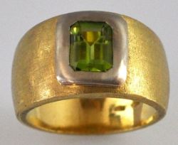 PERIDOT RING massive, satinierte Gelbgoldschiene mit achteckigem Peridot im Treppenschliff,