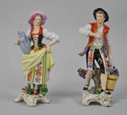 WINZERPÄARCHEN (2) zwei Porzellanfiguren in ländlicher Tracht, eine Winzerin einen großen Weinkrug