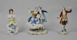 PORZELLANFIGUREN-LOT (3) bestehend aus: galante Gruppe als "Paar beim Tanz" in Blau/Weiß, Kleid