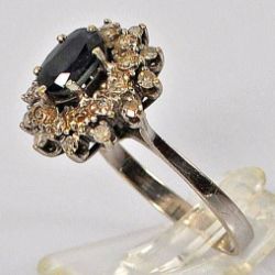 SAPHIRRING Blütenform, mittig ovaler, geschliffener Saphir umgeben von 24 kleinen Diamanten in