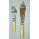 FISCHVORLEGEBESTECK Gabel und Messer, plated, mit ziserliertem Motiv und hellen Kunststoffgriffen,