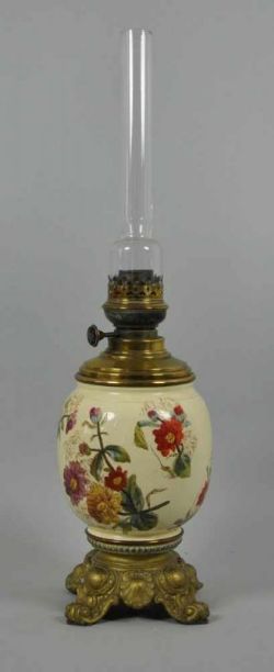 PETROLEUMLAMPE mit originalem Glasaufsatz, runder Korpus aus Porzellan mit Blumendekor, auf