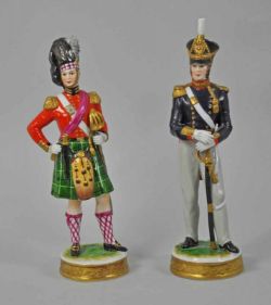 ZWEI PORZELLANFIGUREN "Officer 1846" und "Officer 1828", polychrom dekoriert, parziell