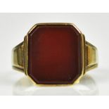 RING achteckige Karneolplatte in Gelbgoldfassung 8ct, Gr. 56 23.00 % buyer's premium on the hammer