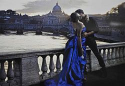 LEIBOWITZ Annie (1949 Waterbury) "Paar auf der Tiberbrücke in Rom", im Hintergrund der Petersdom,