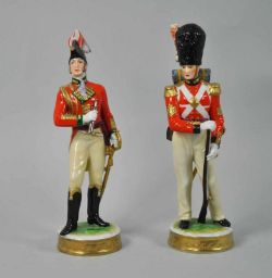 ZWEI PORZELLANFIGUREN "Königliche Danske Livgarde" und "Officer 1815", polychrom dekoriert, parziell
