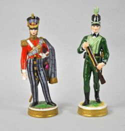 ZWEI PORZELLANFIGUREN "Rifleman 1803" und "Officer 1850", polychrom dekoriert, parziell