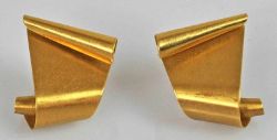 PAAR OHRSTECKER die beiden Enden einer dreieckigen Goldplatte zu Voluten gedreht, Gelbgold 18ct, 5,