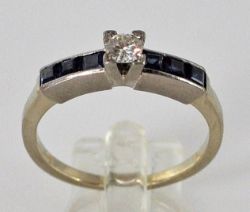 RING Schauseite mit Brillant und je 3 Saphirquadrate an dessen Seiten, Weißgold 14ct, Gr. 57 23.00 %