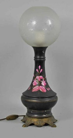 TISCHLAMPE mit floral dekoriertem Glasschirm auf Porzellanfuß mit konischem Hals, rosafarbene