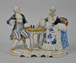 PORZELLANGRUPPE "Schachspiel", junges Päarchen in barockem Stil am Tisch beim Schachspiel sitzend,
