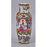 VASE leicht konische Form, mit polychromen Dekor und plastisch ausgestalteten Drachen, Asien, H 26cm