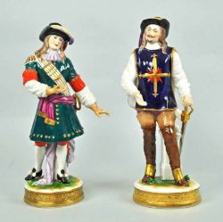 ZWEI PORZELLANFIGUREN "Grenadier 1760" und "Gunner 1804", polychrom dekoriert, parziell