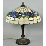 TISCHLAMPE großer Schirm mit farbigem Blumenmotiv aus Glas in Bleiumrandung (Tiffany-Stil), auf