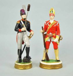 ZWEI PORZELLANFIGUREN "Grenadier 1760" und "Gunner 1804", polychrom dekoriert, parziell