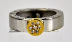 BULGARI-RING breite, polierte Ringschiene, beidseitig mit Schriftzug "Bulgari", aufgesetzter Kreis