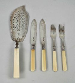 FISCHBESTECK-TEILE zwei Bestecke (zwei Gabeln, zwei Messer), Sterling Silber, Fischheber,