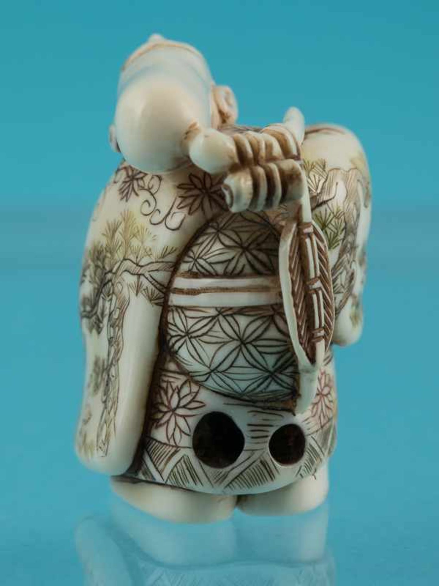 Netsuke, Anfang 20. Jh. Elfenbein. Feine bräunlich - schwarze Konturen. Stehender Luohan nach oben - Bild 8 aus 9