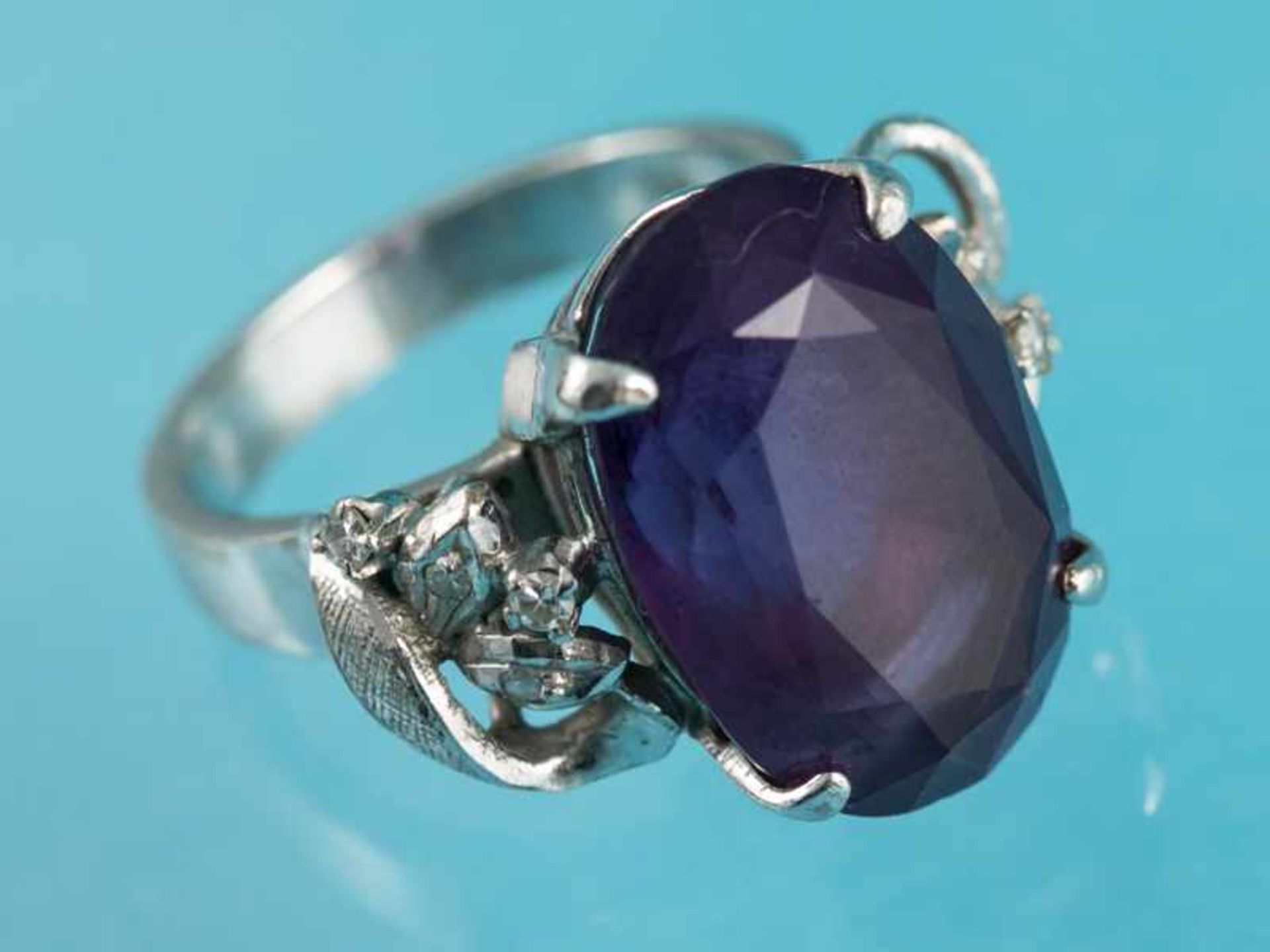 Ring mit Amethyst und kleinen Achtkant-Diamanten, 20. Jh. 585/- Weißgold. Gesamtgewicht ca. 8,6 g.