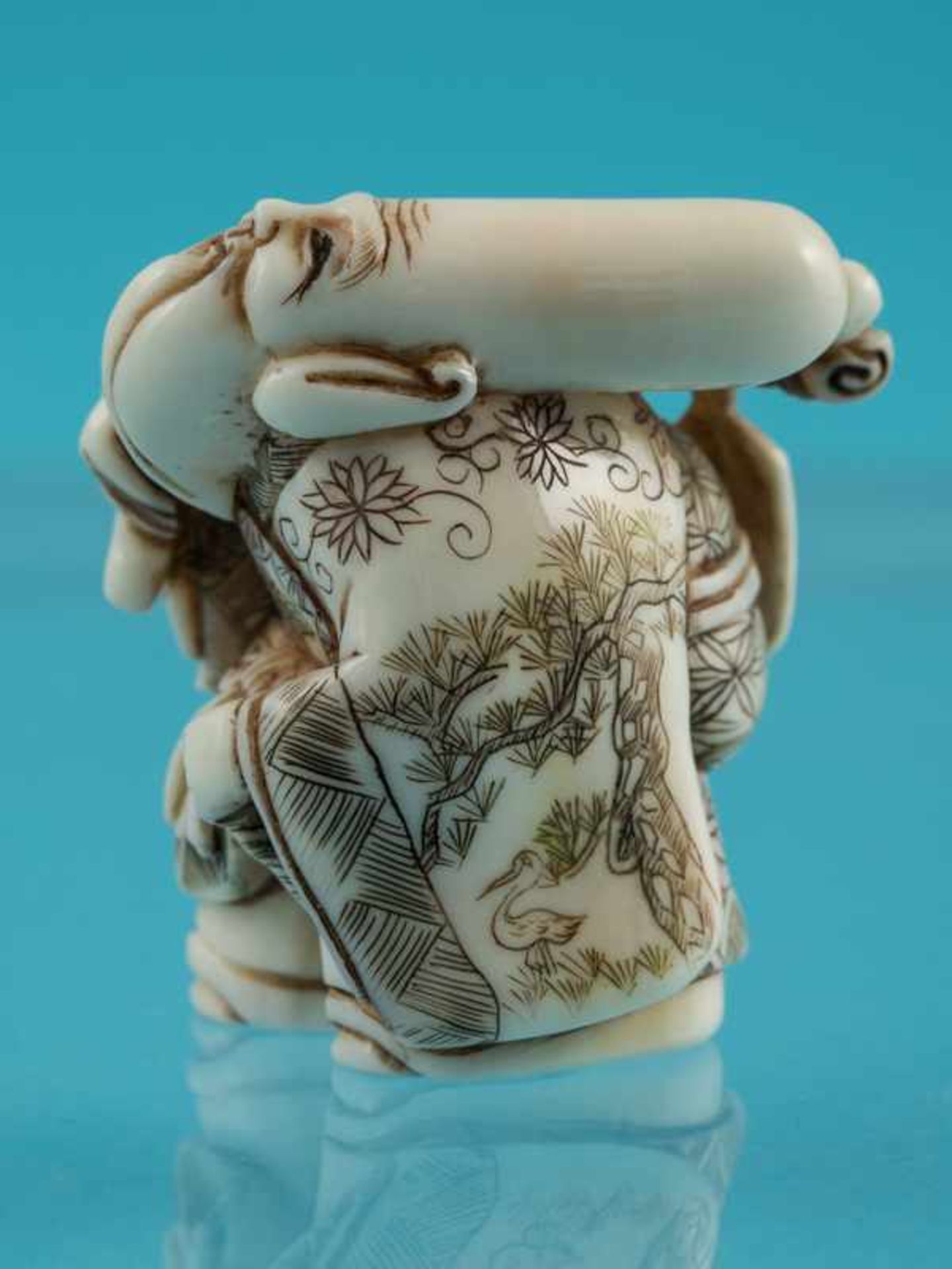 Netsuke, Anfang 20. Jh. Elfenbein. Feine bräunlich - schwarze Konturen. Stehender Luohan nach oben - Bild 7 aus 9