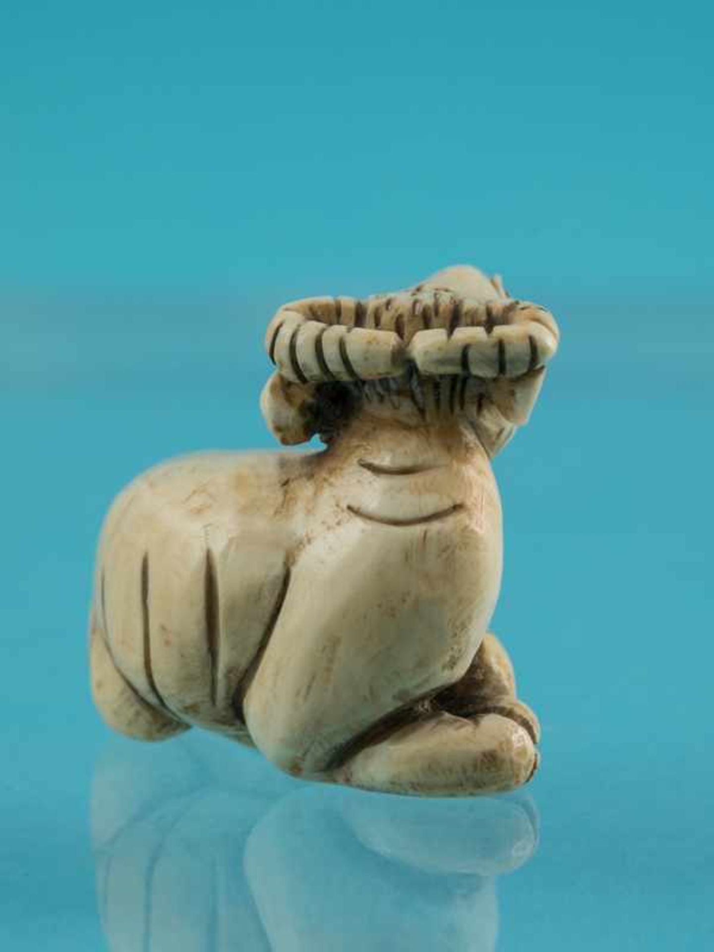 Netsuke, Anfang 20. Jh. Elfenbein mit schwarzen Konturlinien. Ruhender Wasserbüffel. Im Boden - Bild 7 aus 7