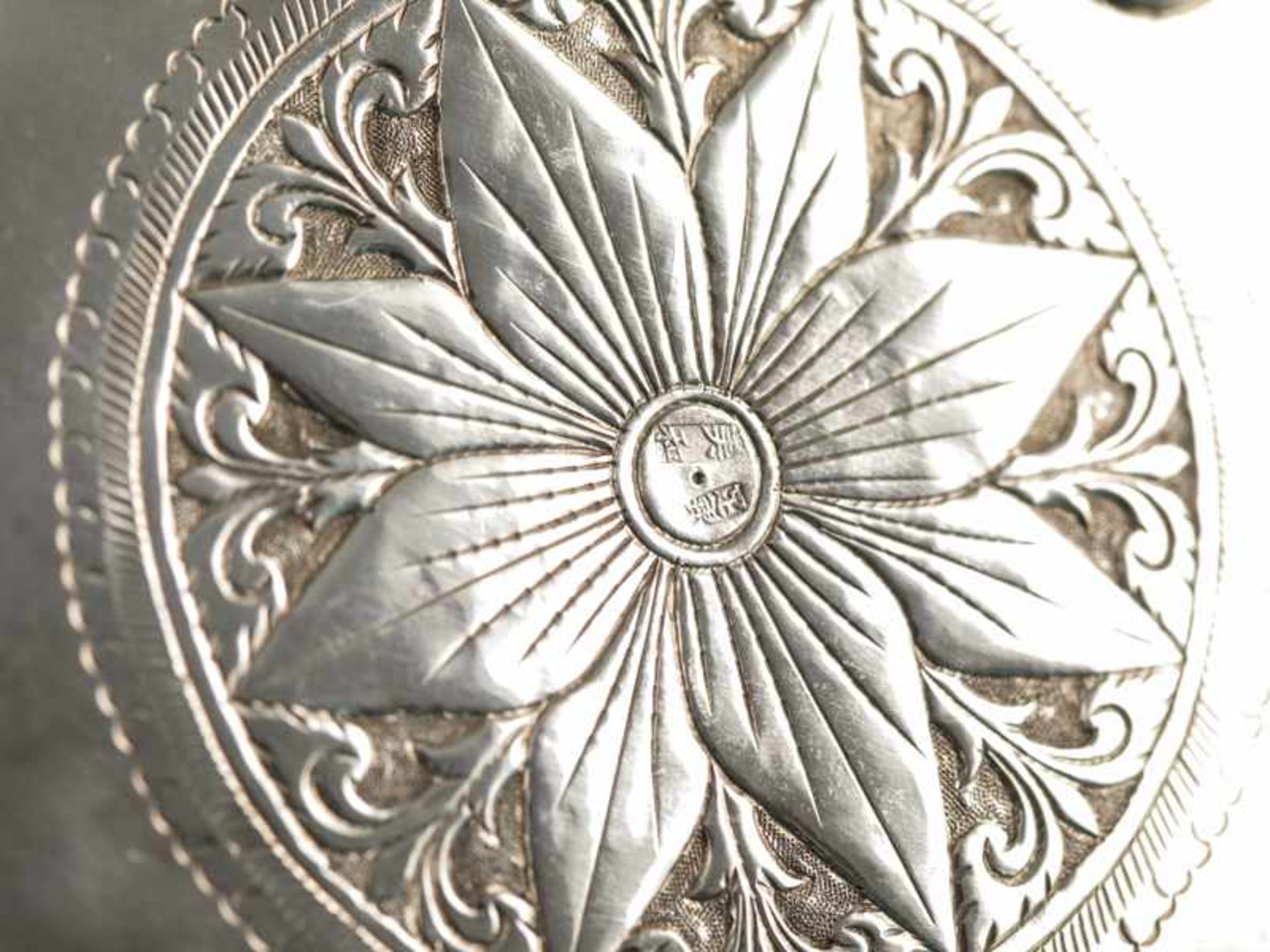Tablett und Schale, Thailand, 20. Jh. Sterling-Silber (Tablett, ca. 479 g) und versilbert ( - Bild 3 aus 7
