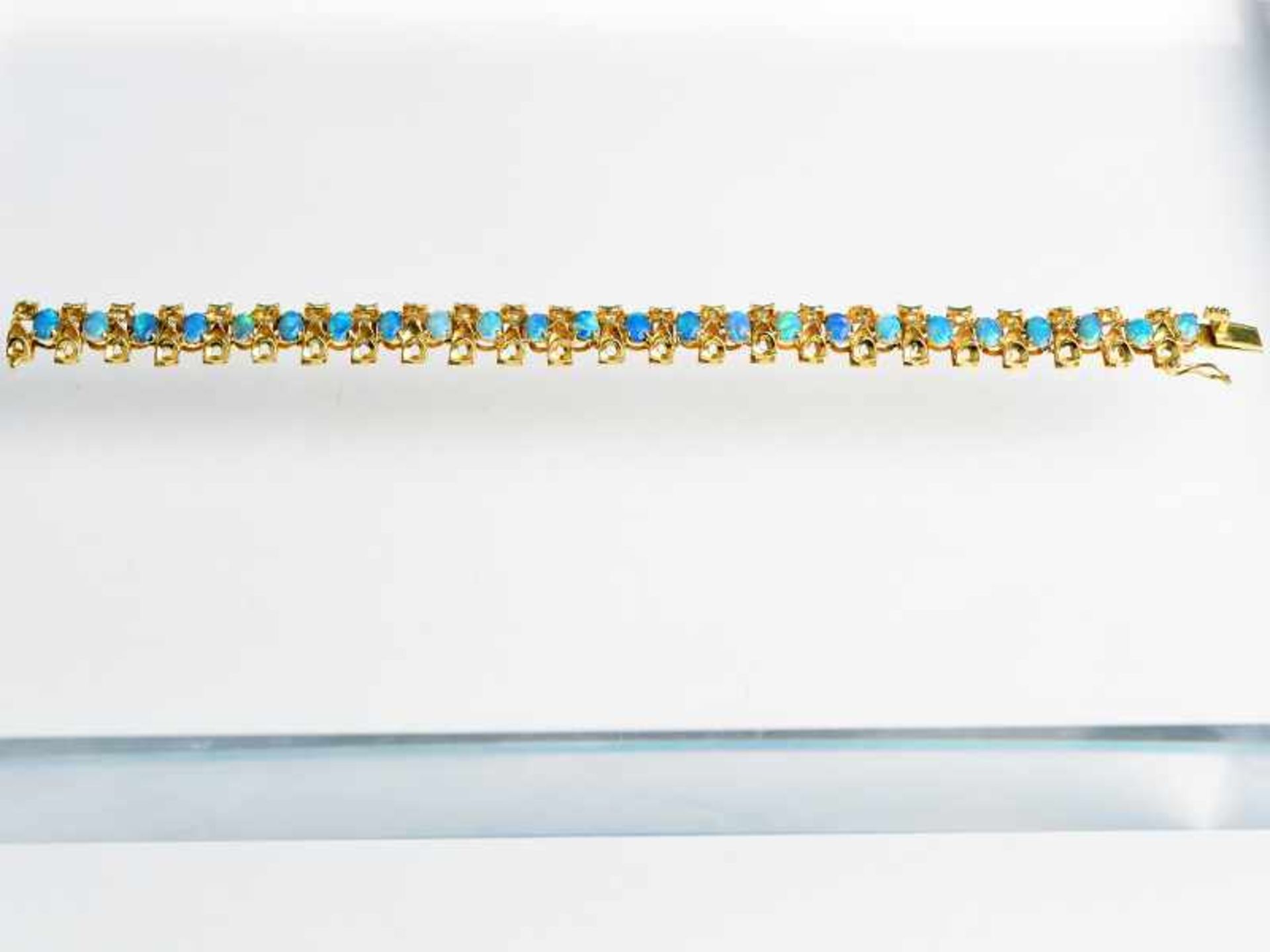 Armband mit 24 Opal - Cabochons, 20. Jh. 750/- Gelbgold. Gesamtgewicht ca. 22,2 g. Modern - Bild 3 aus 3