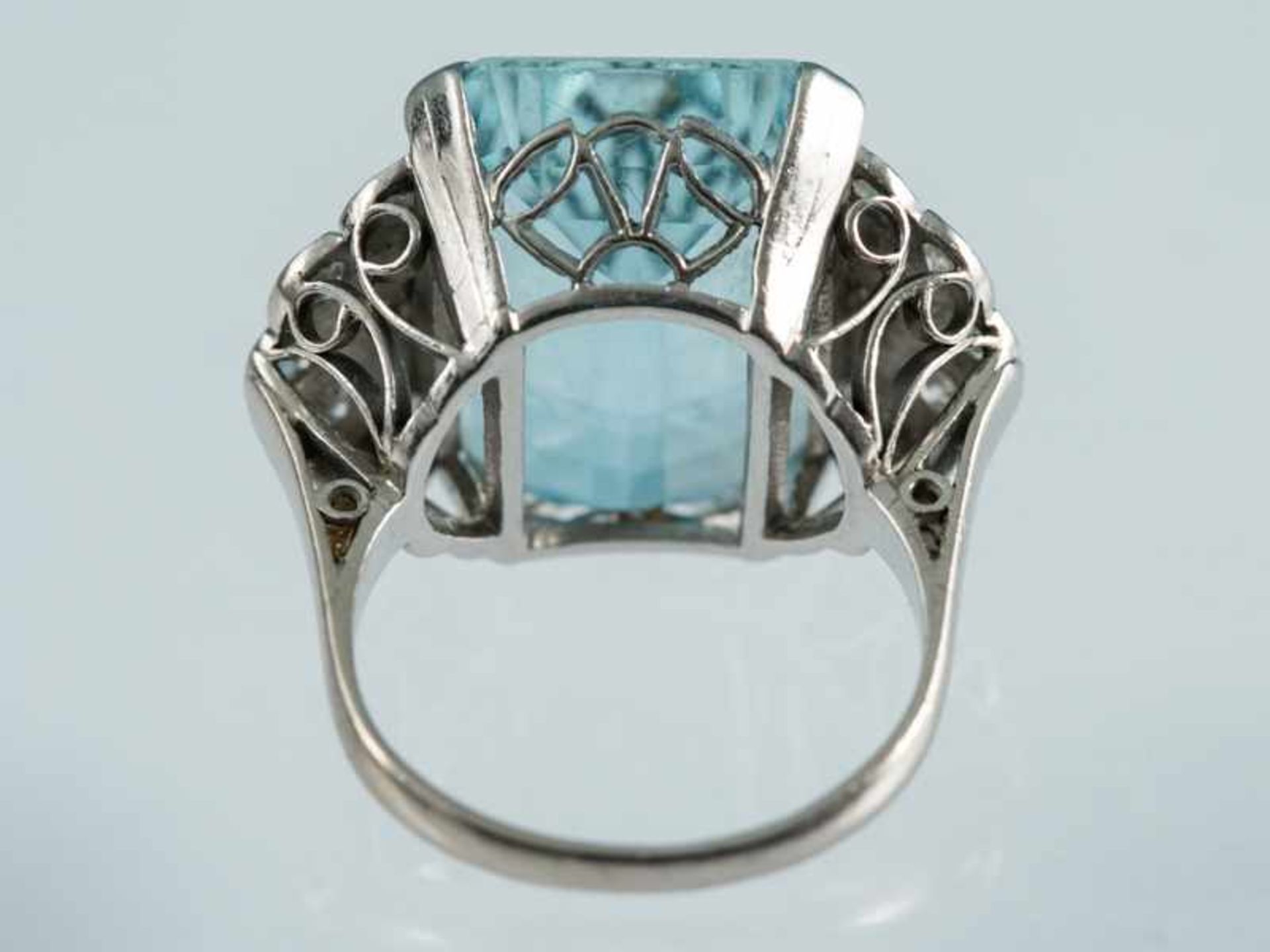 Ring mit Aquamarin und 12 kleinen Diamantrosen, Art Deco 585/- Weißgold. Gesamtgewicht ca. 9,4 g. - Bild 4 aus 5