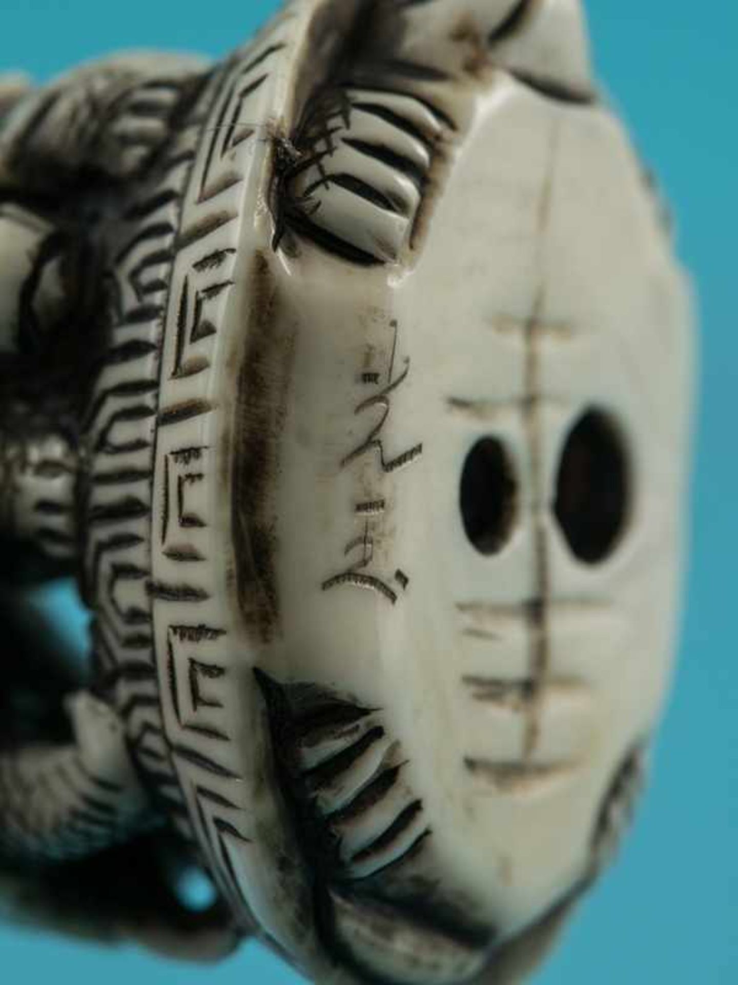 Netsuke, Anfang 20. Jh. Elfenbein mit schwarzen Konturen. Auf dem Rücken eines Schildkrötenpanzer, - Bild 4 aus 8