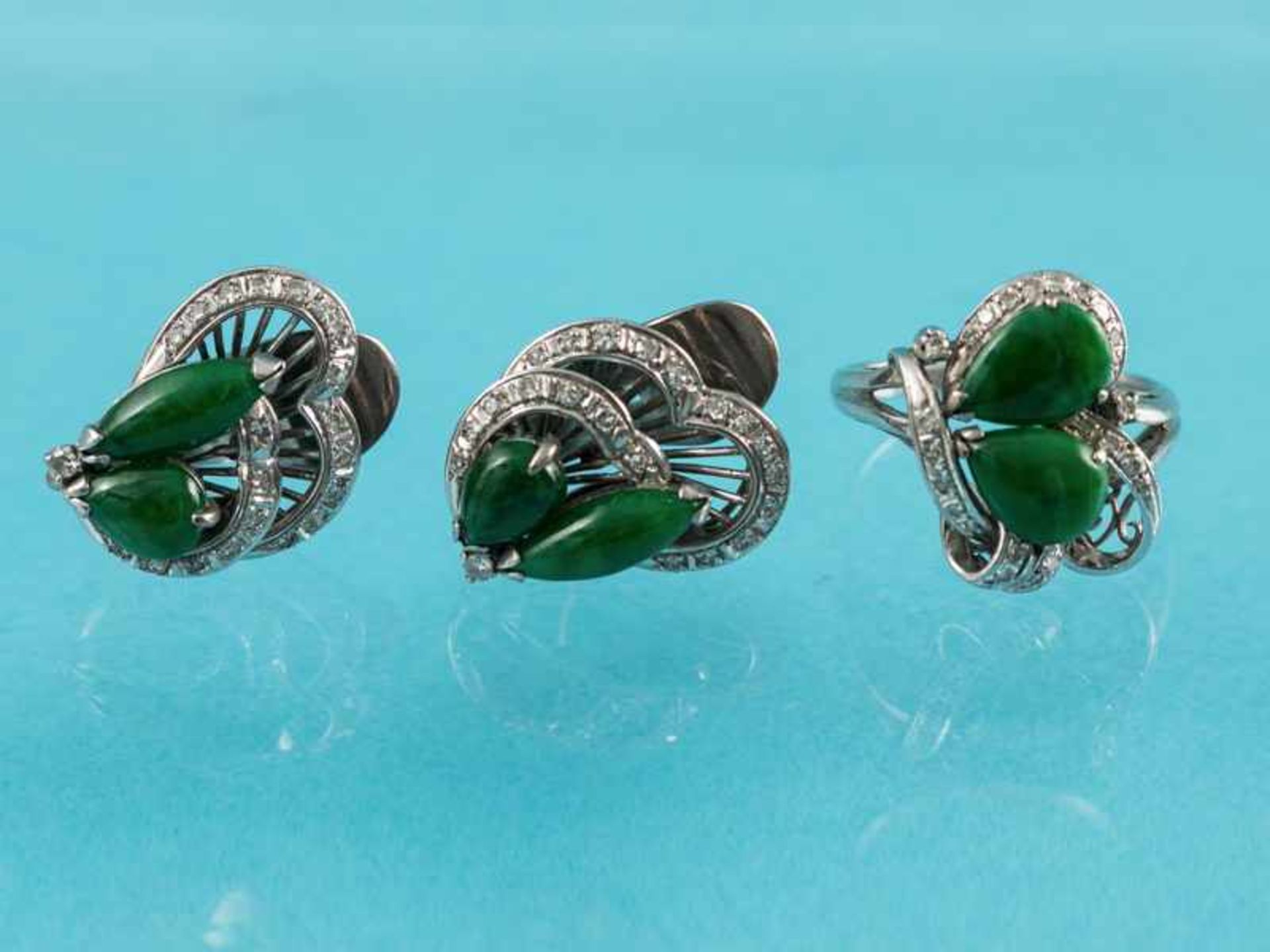 Ring mit Paar Ohrclips, Jade und kleine Diamanten, 20. Jh. 585/- Weißgold. 1.) Gesamtgewicht ca. 4