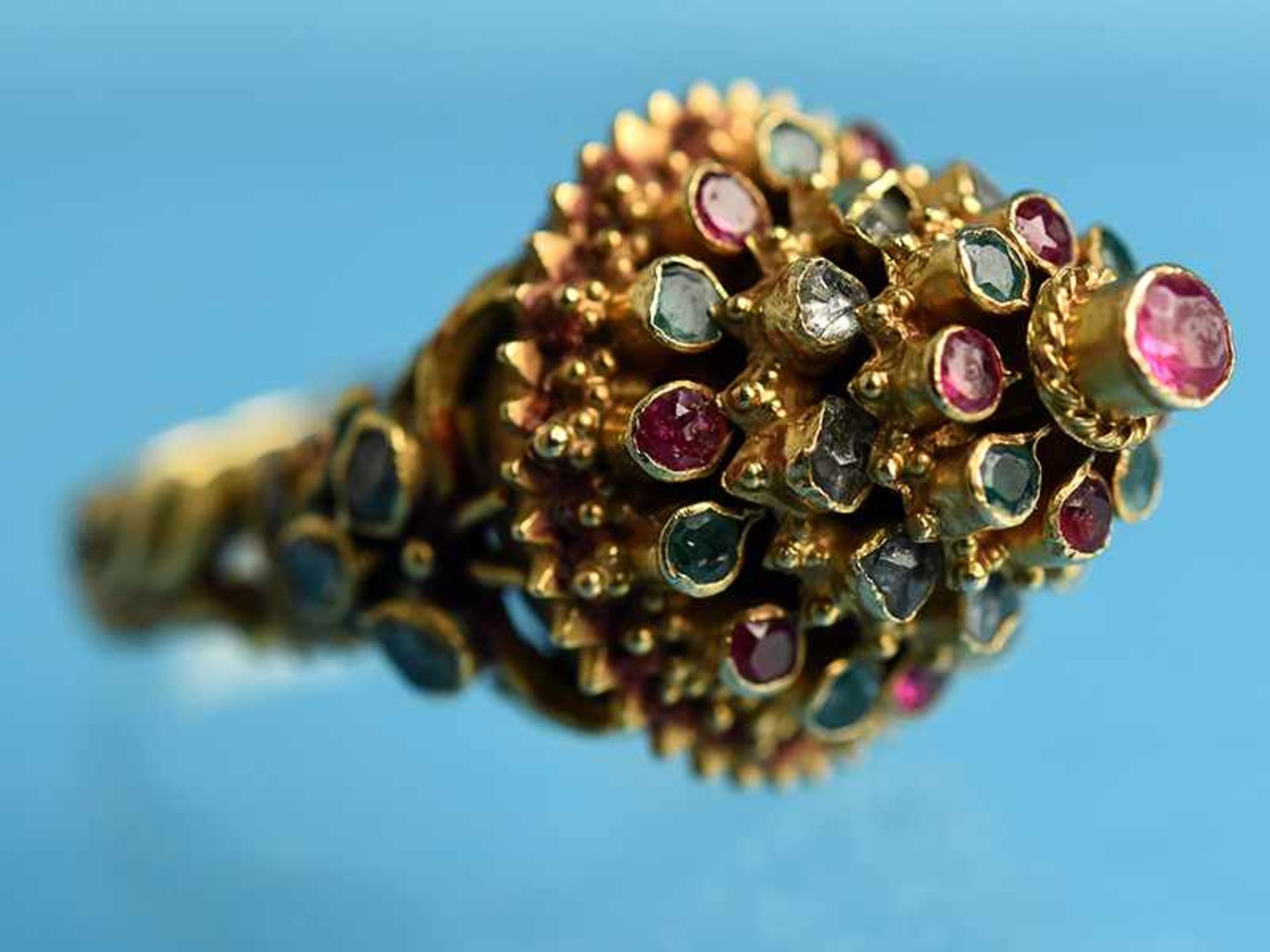 Ring mit Rubinen, Smaragden, Diamantrosen und polychromen Emaille, indische Goldschmiedearbeit,