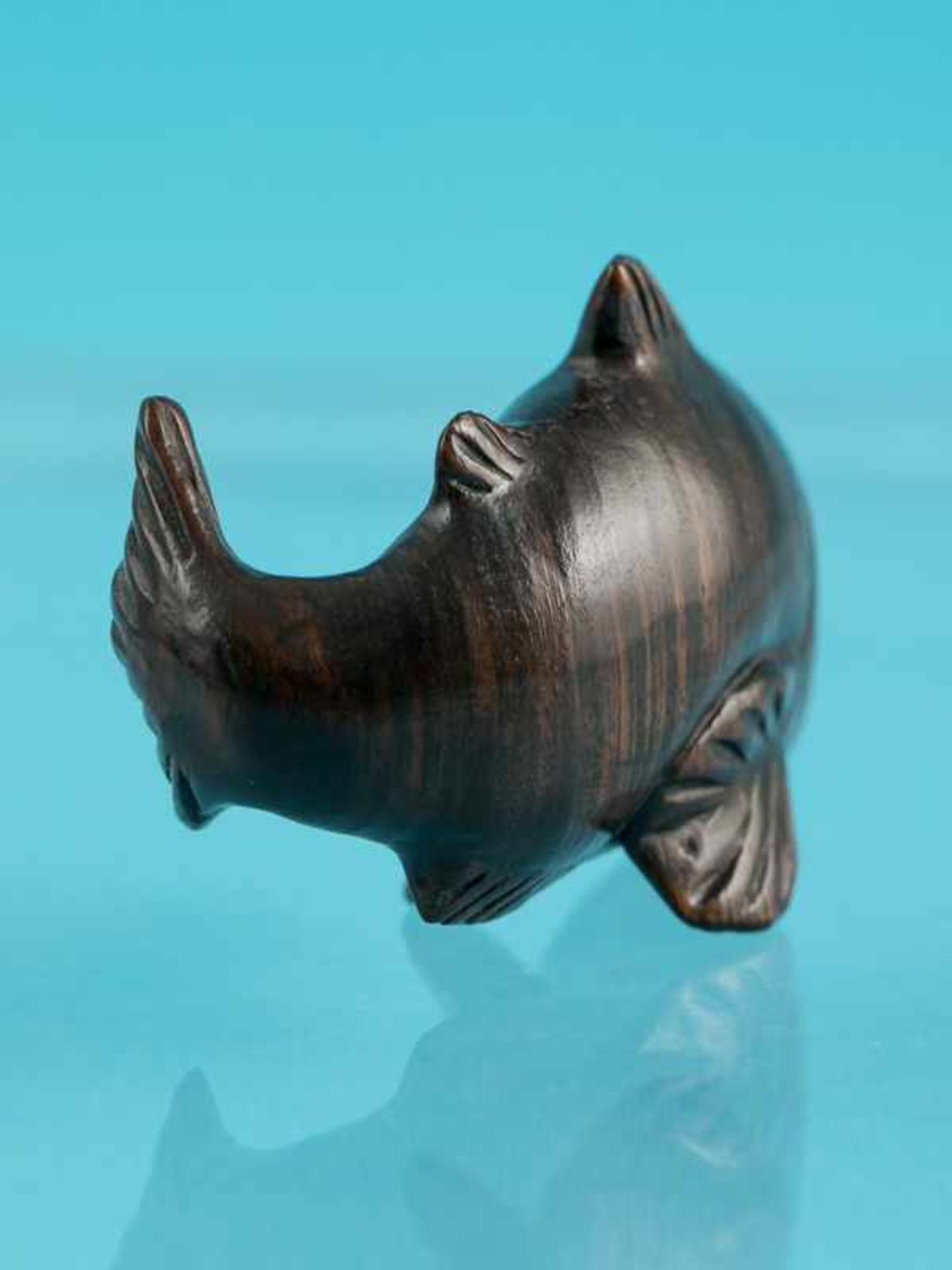 Netsuke, 20. Jh. Buchsbaum. Fisch in beweglicher Pose. Im Boden signiert. Länge ca. 5,3 cm. - Bild 3 aus 7