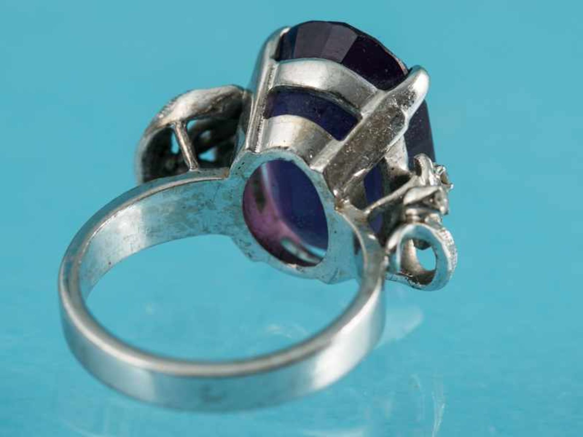 Ring mit Amethyst und kleinen Achtkant-Diamanten, 20. Jh. 585/- Weißgold. Gesamtgewicht ca. 8,6 g. - Bild 4 aus 4