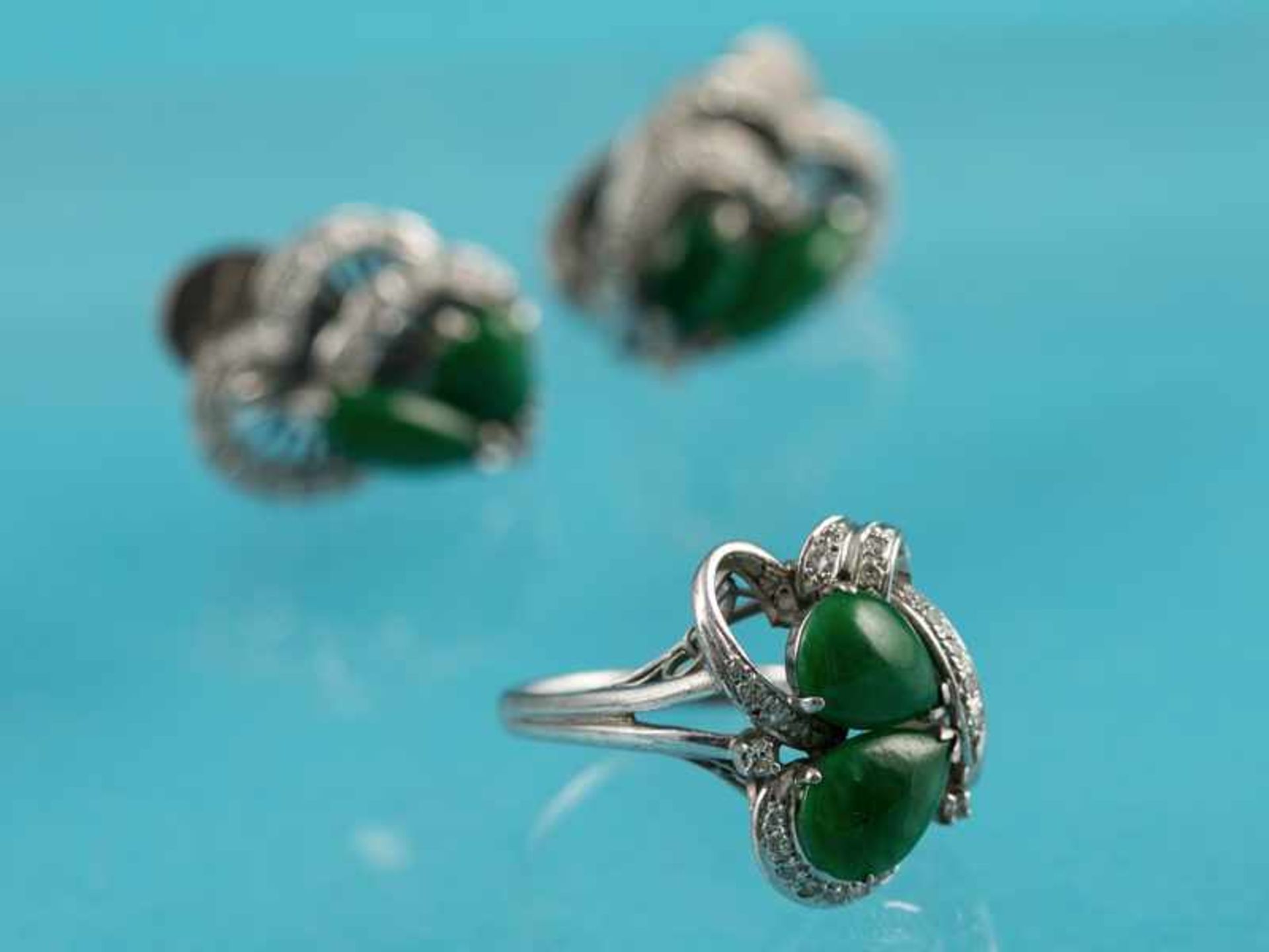 Ring mit Paar Ohrclips, Jade und kleine Diamanten, 20. Jh. 585/- Weißgold. 1.) Gesamtgewicht ca. 4 - Bild 3 aus 4