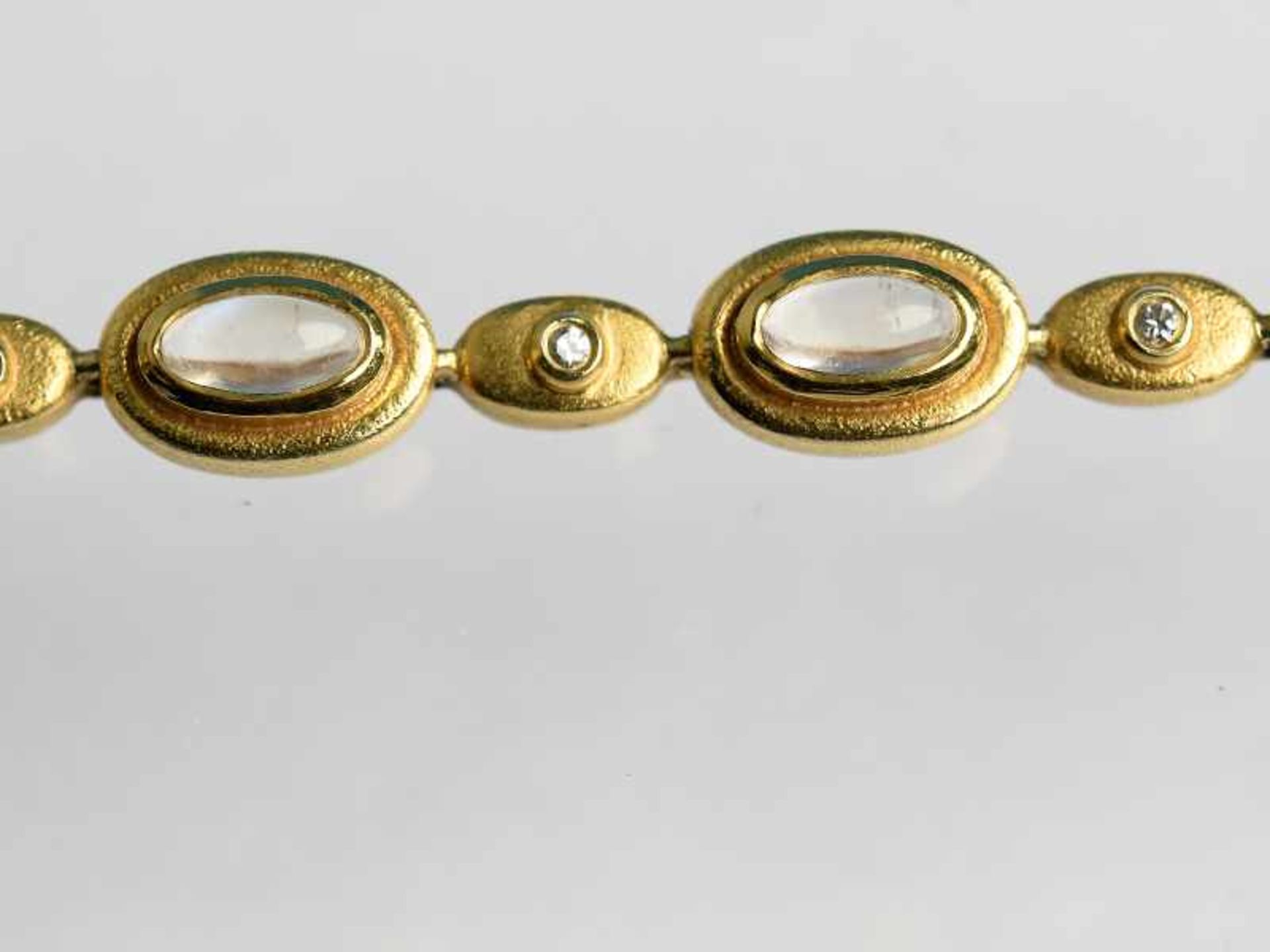 Armband mit Mondsteincabochons und kleinen Diamanten, Goldschmiedearbeit, 20. Jh. 585/- Gelbgold. - Bild 2 aus 5