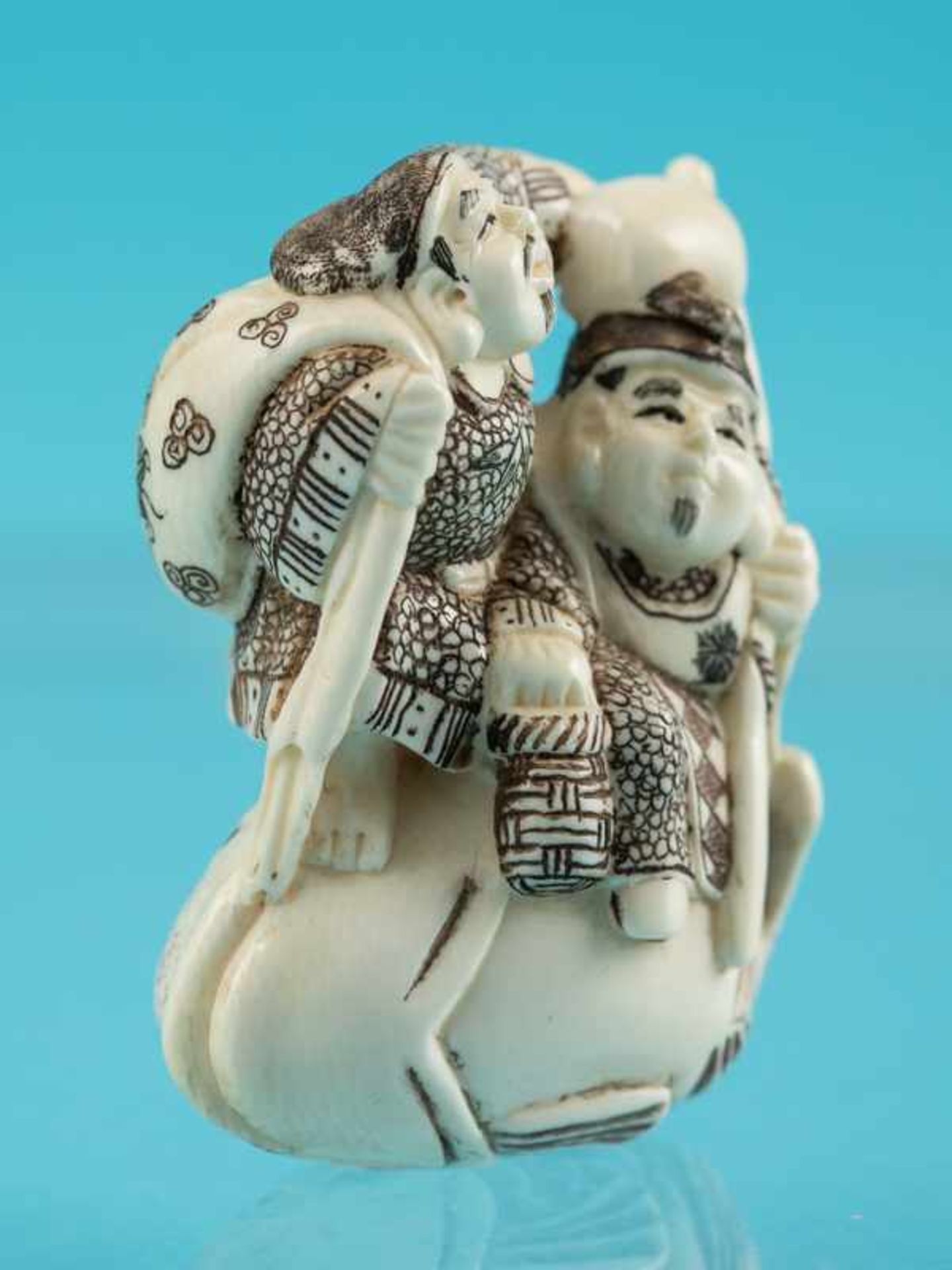 Netsuke, Anfang 20. Jh. Elfenbein. Schwarz - braun konturiert. Zwei männliche Figuren auf einem - Bild 9 aus 9