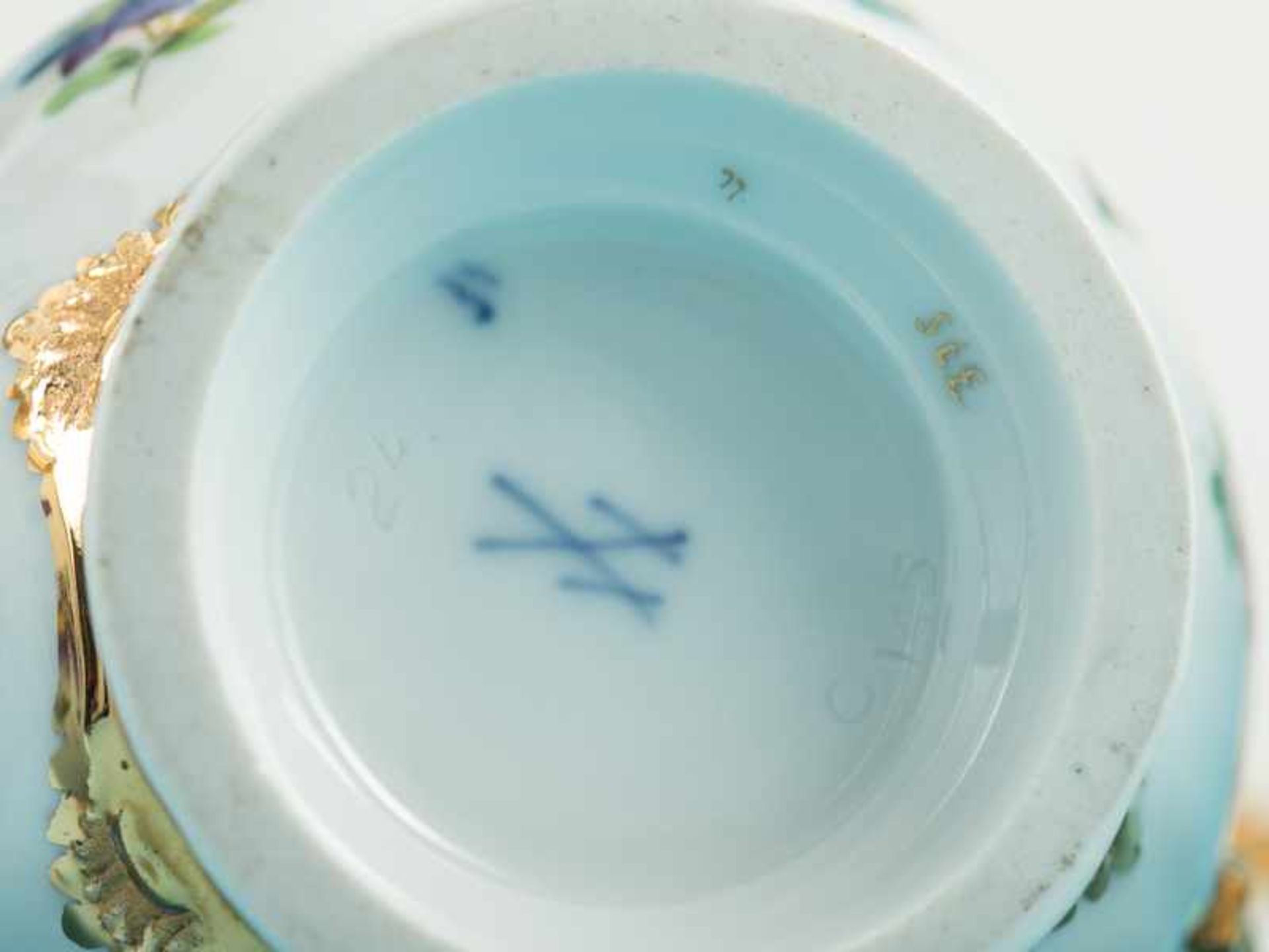4-tlg. Prunk-Kaffee-Set "B-Form/Streublumen", Meissen, 20. Jh. Weißporzellan, reliefiert und - Bild 2 aus 3