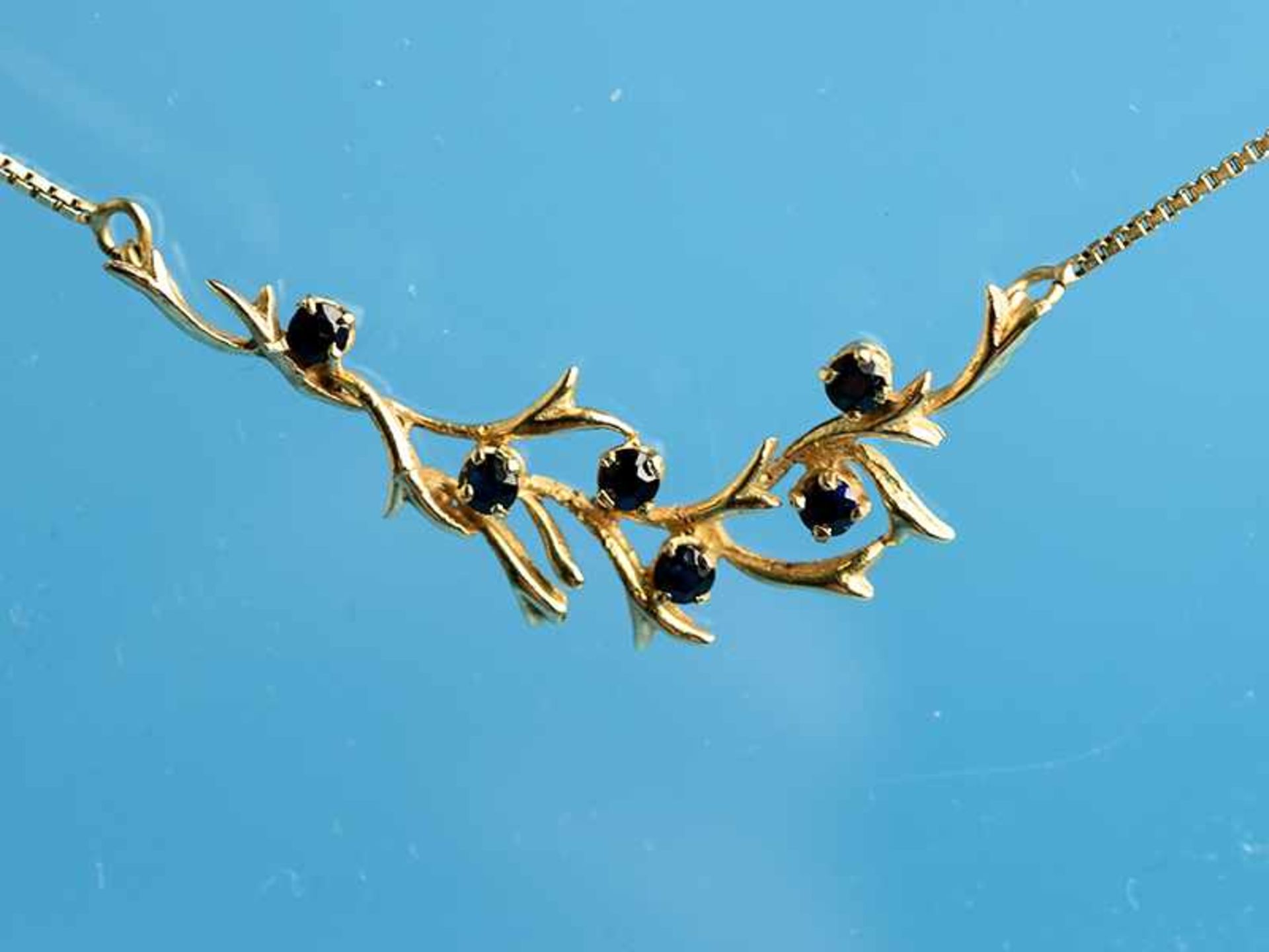 Collier mit 6 kleinen Saphiren, 20. Jh. 750/- Gelbgold. Gesamtgewicht ca. 6,6 g. Mittelteil in