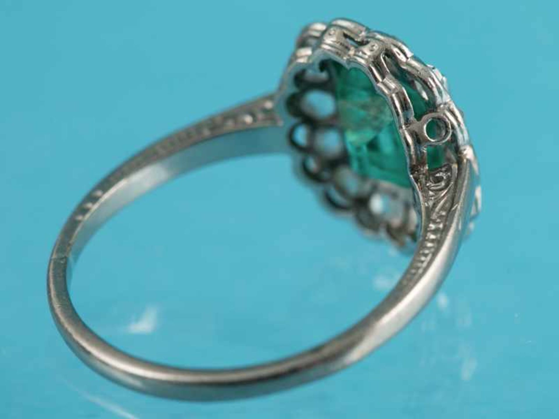 Ring mit Smaragd und 14 Diamantrosen, Art Deco 585/- Weißgold. Rosettenförmiges Mittig gefaßt ein - Bild 2 aus 4