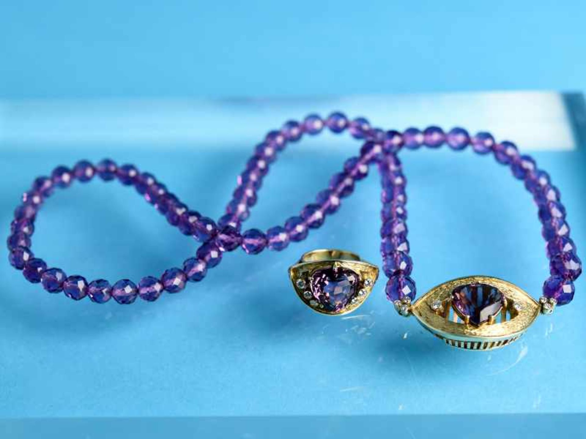 Collier mit Amethystkugeln und Ring, jeweils herzförmige Amethyste und Brillanten, zusammen ca. 0,