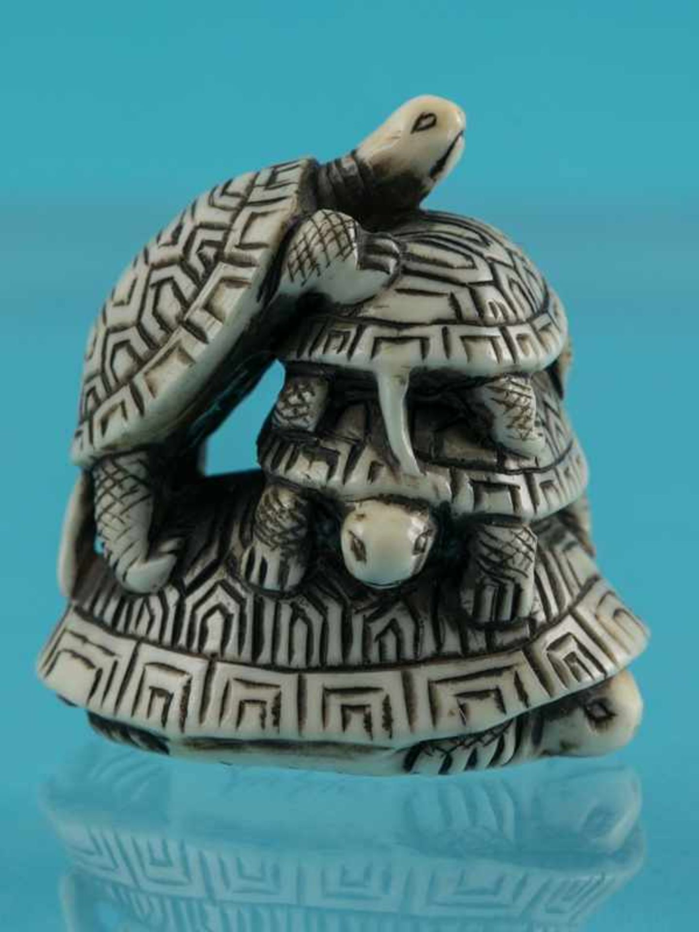 Netsuke, Anfang 20. Jh. Elfenbein mit schwarzen Konturen. Auf dem Rücken eines Schildkrötenpanzer, - Bild 6 aus 8