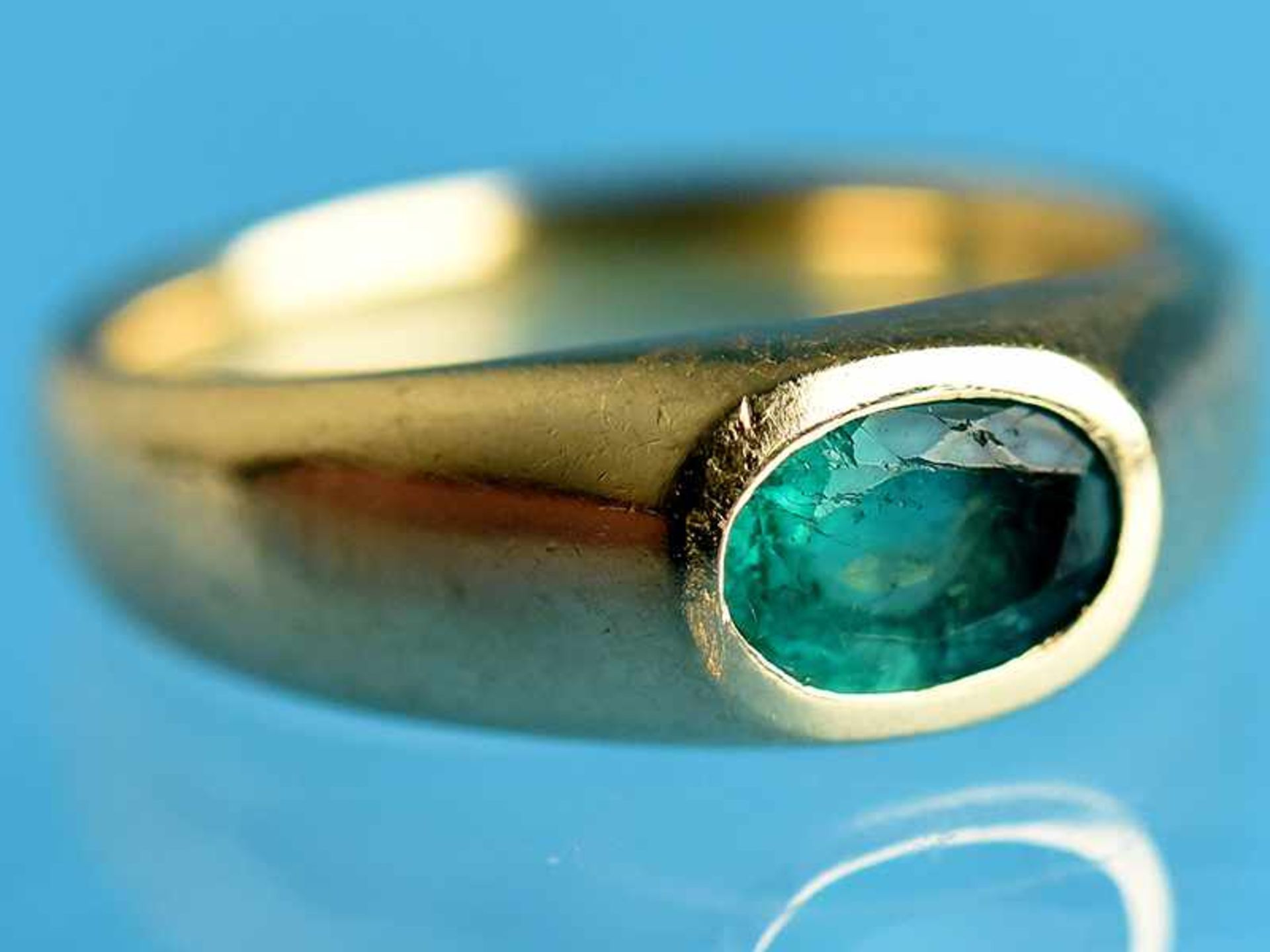 Bandring mit Smaragd, Goldschmiedearbeit, 20. Jh. 750/- Gelbgold. Gesamtgewicht ca. 8 g.