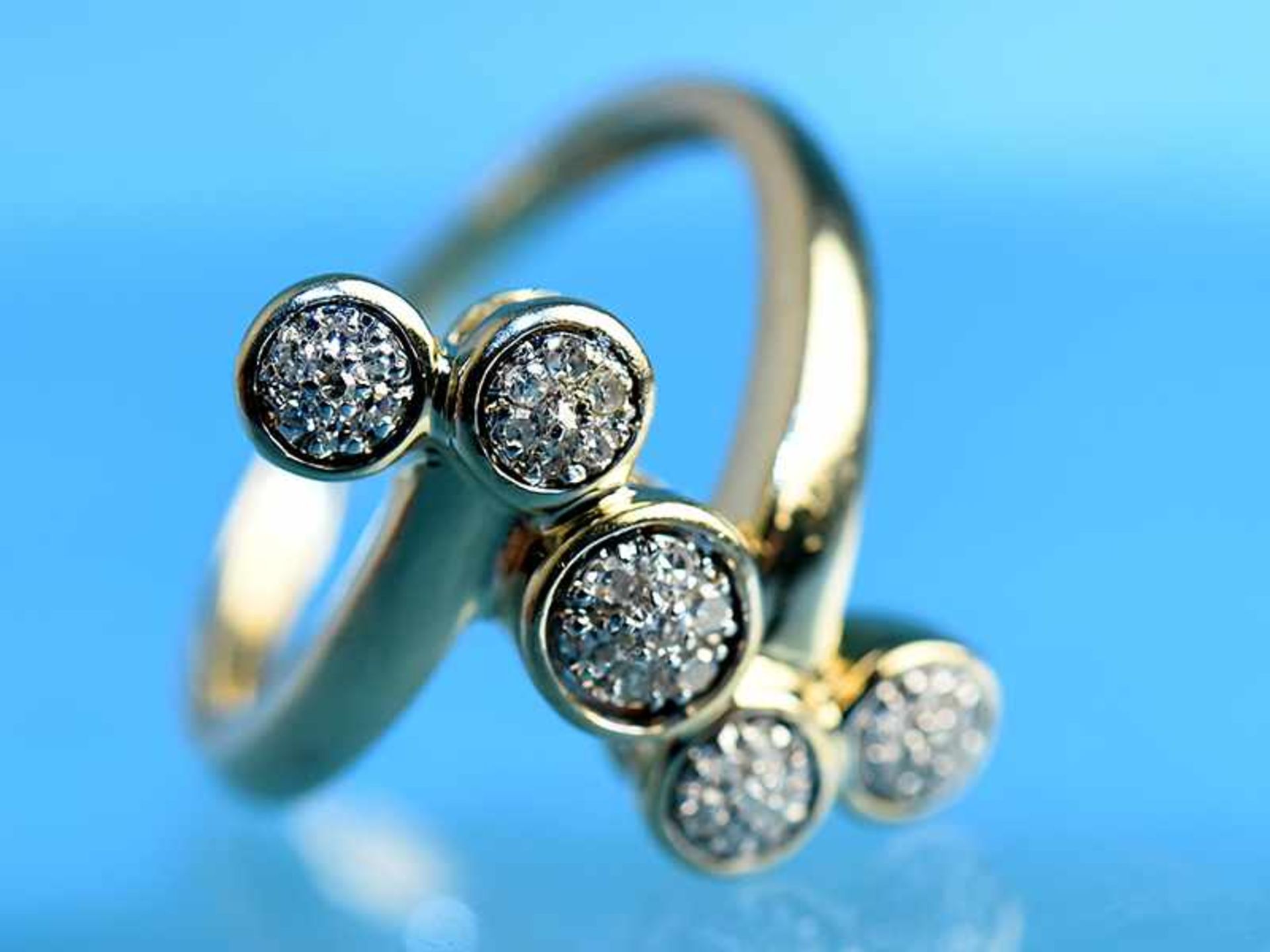 Ring mit kleinen Achtkant-Diamanten, 20. Jh. 585/- Gelbgold. Gesamtgewicht ca. 3,4 g. Fünf