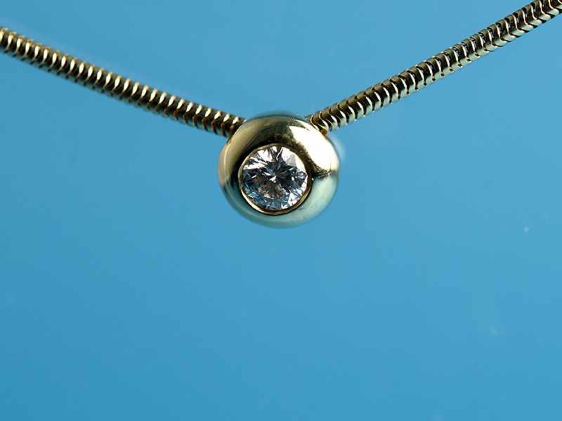 Collierkette mit Brillantanhänger ca. 0,2 ct und Paar Ohrstecker mit Brillanten, zusammen ca. 0,3 - Bild 3 aus 3