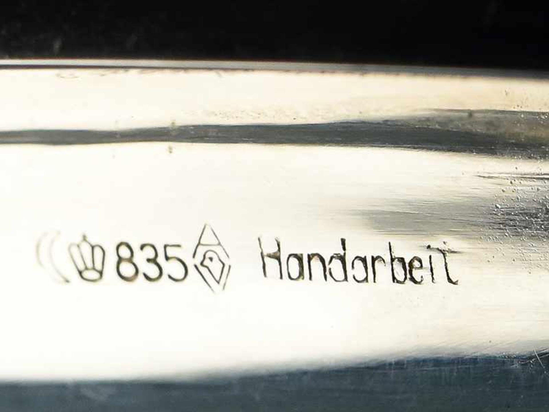 Tablett, deutsch, 20. Jh. 835/-Silber, ca. 1011 g. Ovale Form mit passig-godroniertem Rand im - Bild 3 aus 3