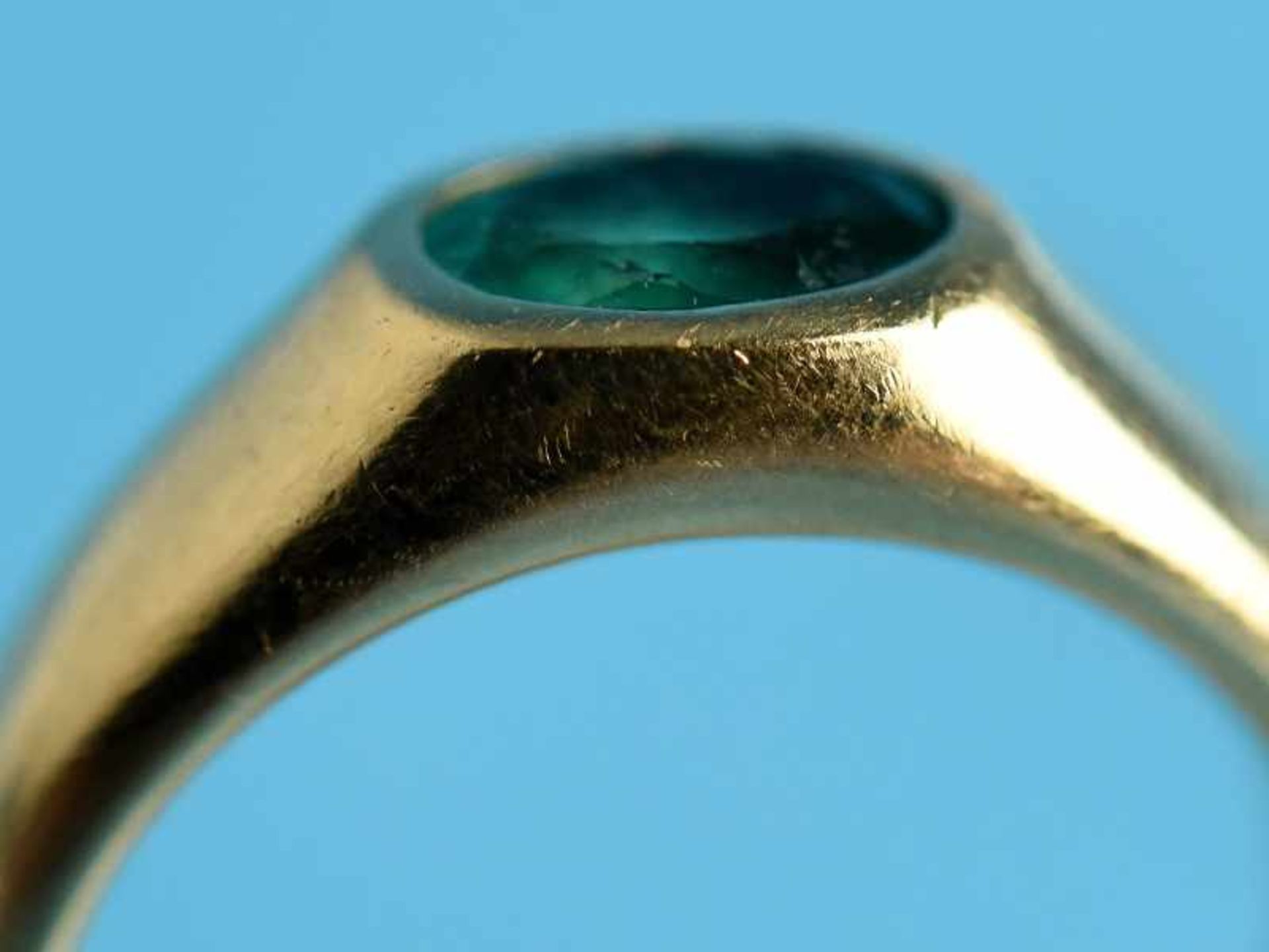 Bandring mit Smaragd, Goldschmiedearbeit, 20. Jh. 750/- Gelbgold. Gesamtgewicht ca. 8 g. - Bild 4 aus 6