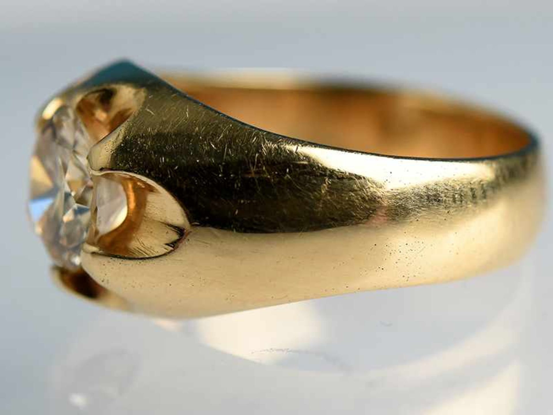 Massiver Bandring mit Brillant ca. 2 ct, Mitte 20. Jh. 585/- Roségold. Gesamtgewicht ca. 10,9 g. - Bild 3 aus 4