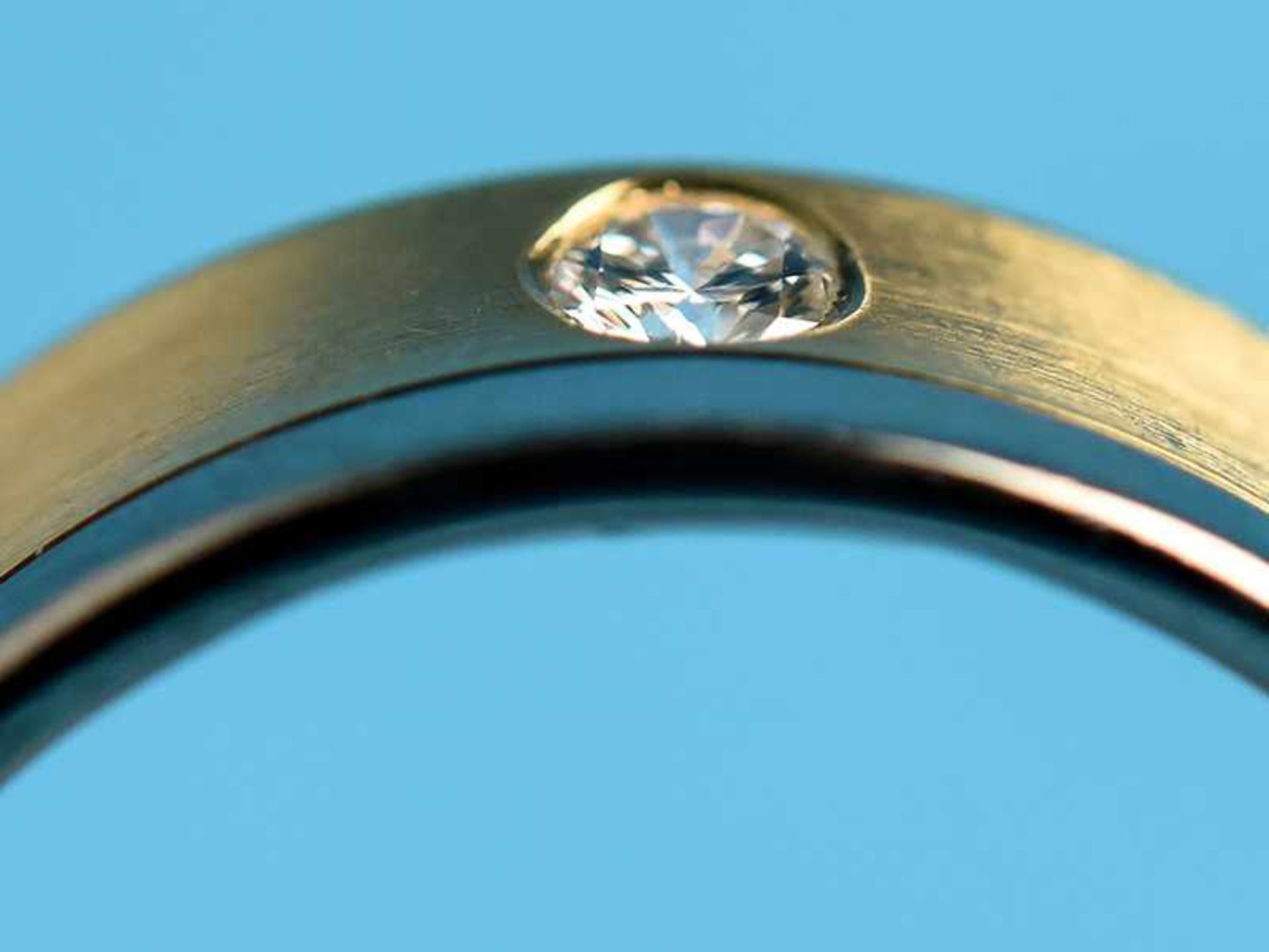 Bandring mit einem Brillanten ca. 0,10 ct, 20. Jh. 750/- Gelb- und Weißgold. Gesamtgewicht ca. 7,7 - Bild 3 aus 3